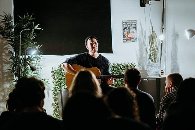 Thanks for having me last week @sofarmelbourne ! It was such a pleasure. Thanks @queensberry_productions for hosting, and thanks @mardy.bridges for the photo .
.
.
.
.
.
.
.
.
#sofarsounds #sofar #concertphotography #concert #photo #morningbear #morn