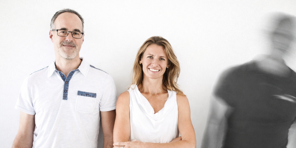 Drei Personen vor weißem Hintergrund2zu1.png