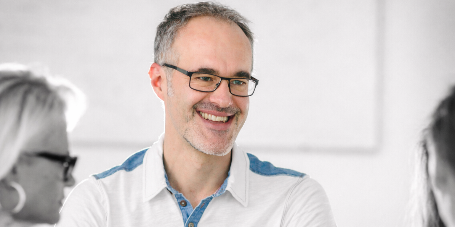 Lächelnder Mann im Büro2zu1.png