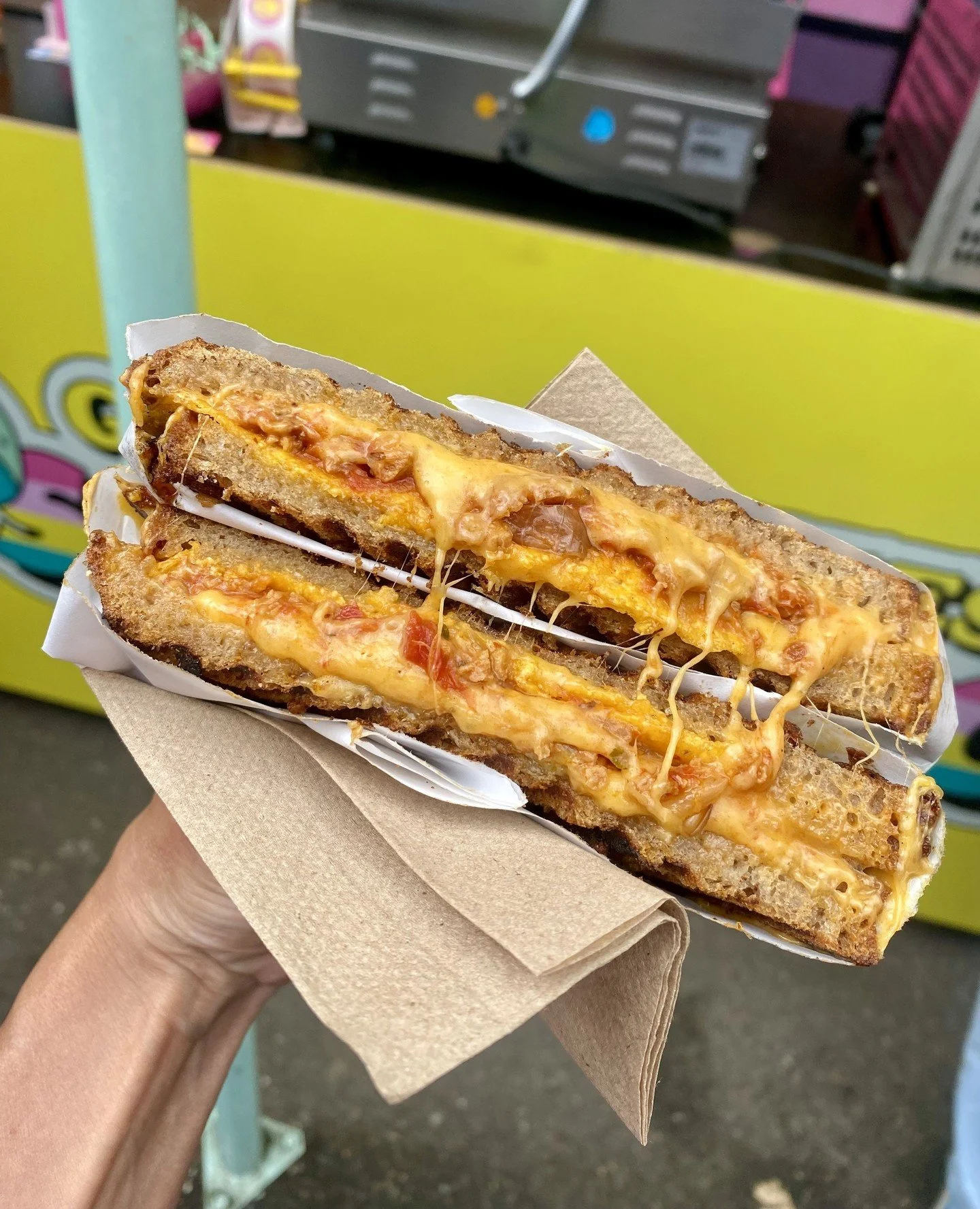 There&acute;s a few dates with the truck coming up this month:⁠
12.10. @besondersmarkt⁠
19.&amp;28.10. @fcstpauli at Millerntorstadion⁠
⁠
#whoscoming #hamburg #grilledchese #foodtruck #streetfood #hamburgfoodie #grilledcheesesandwich #classic #cheesy