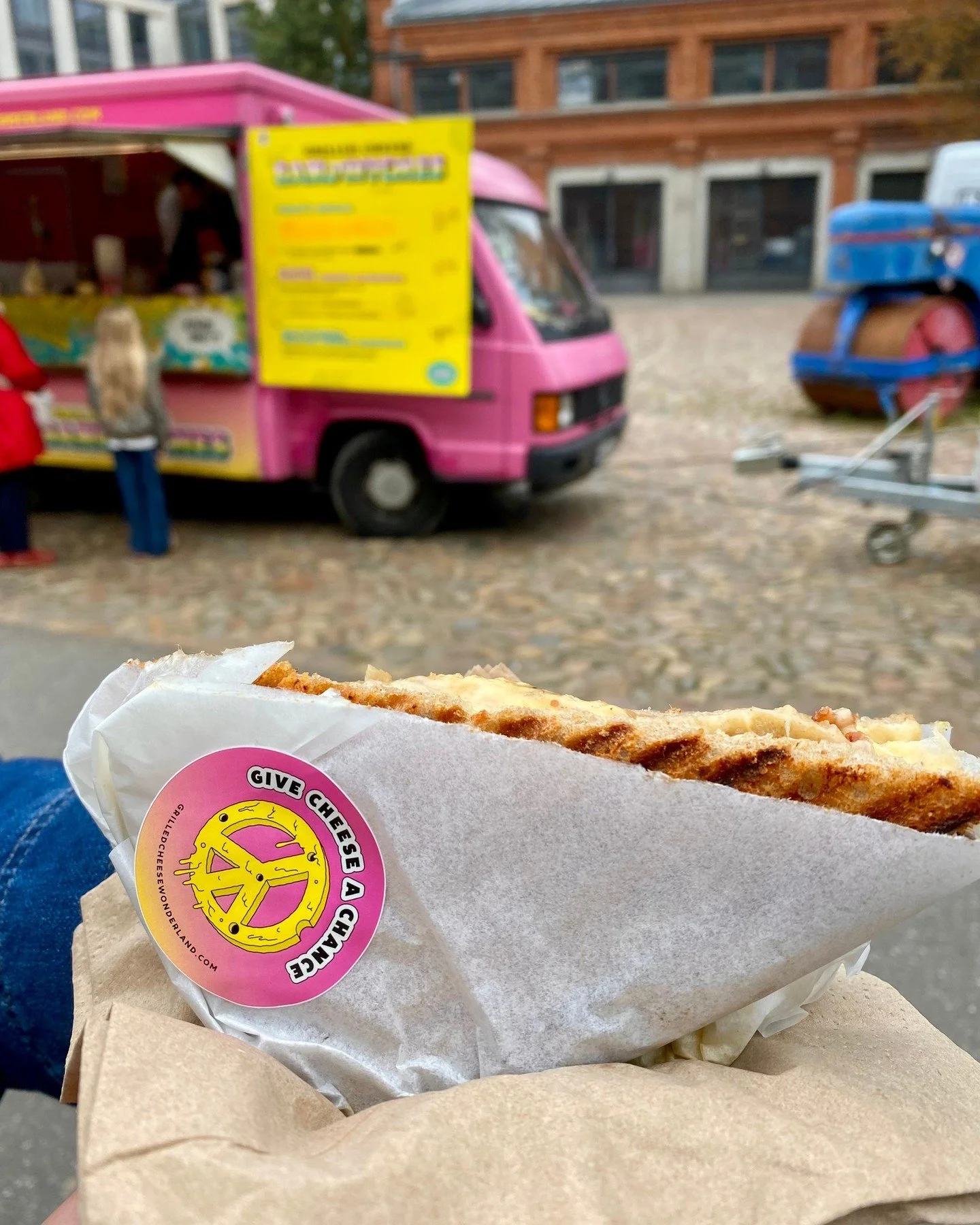 Your next chance for supersexy K&auml;sebrot is this Sunday 14:30-19:30 at @fcstpauli outside Millerntor-Stadion.

#nextup #sunday #matchday #fcstpauli #millerntor #superbowl #grilledcheese #hamburg #grilledcheesesandwich #pink #foodtruck
#wecomeinch