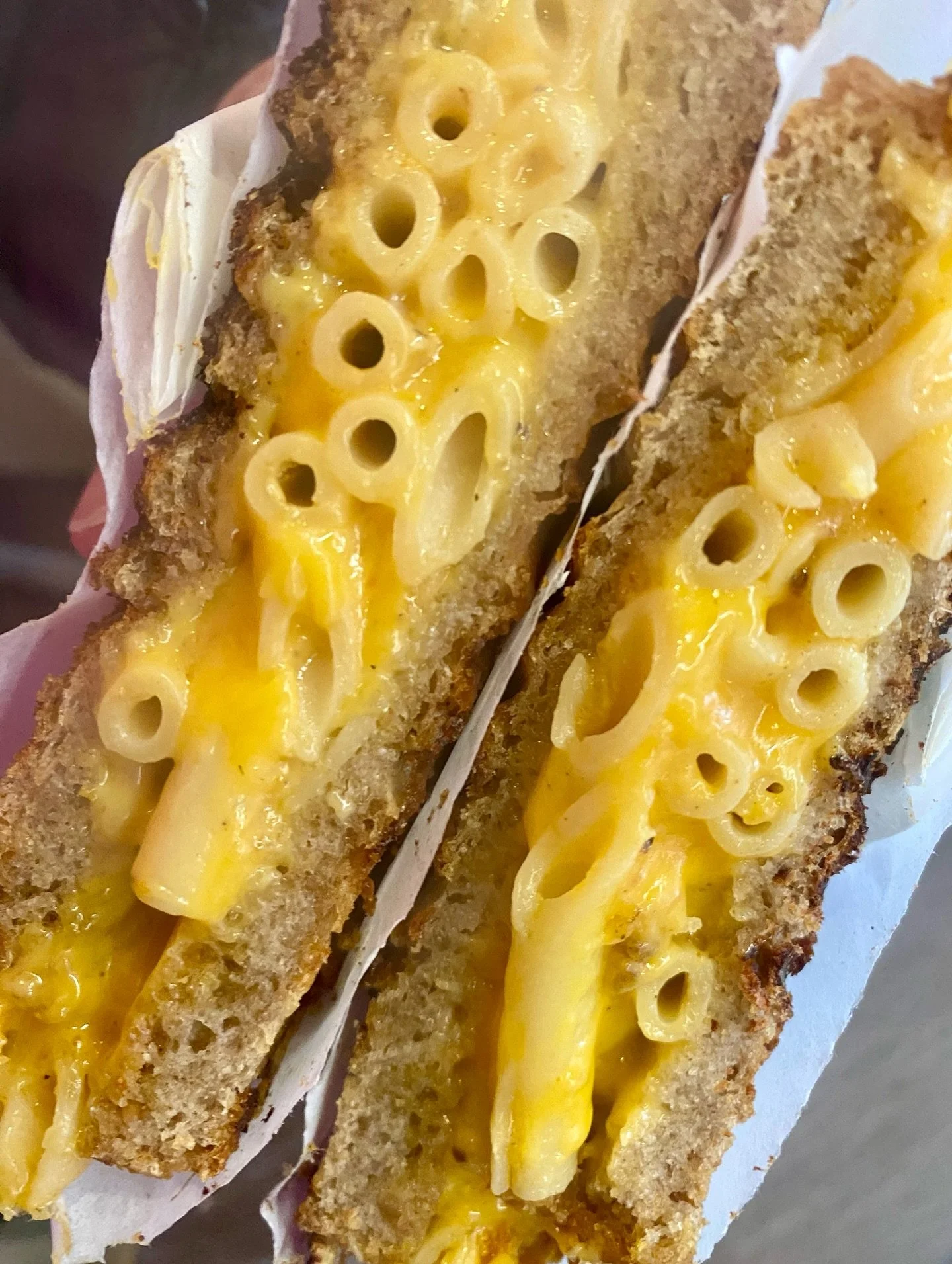 Comfort food on a Thursday - today: catering for @superbudehamburg christmas party 🥳 🎅🏽🥪

#yesplease #thursday #comfortfood #homemade #macncheese #macncheesegrilledcheese #grilledcheese #sandwich #catering #cateringhamburg #christmas #superbude #