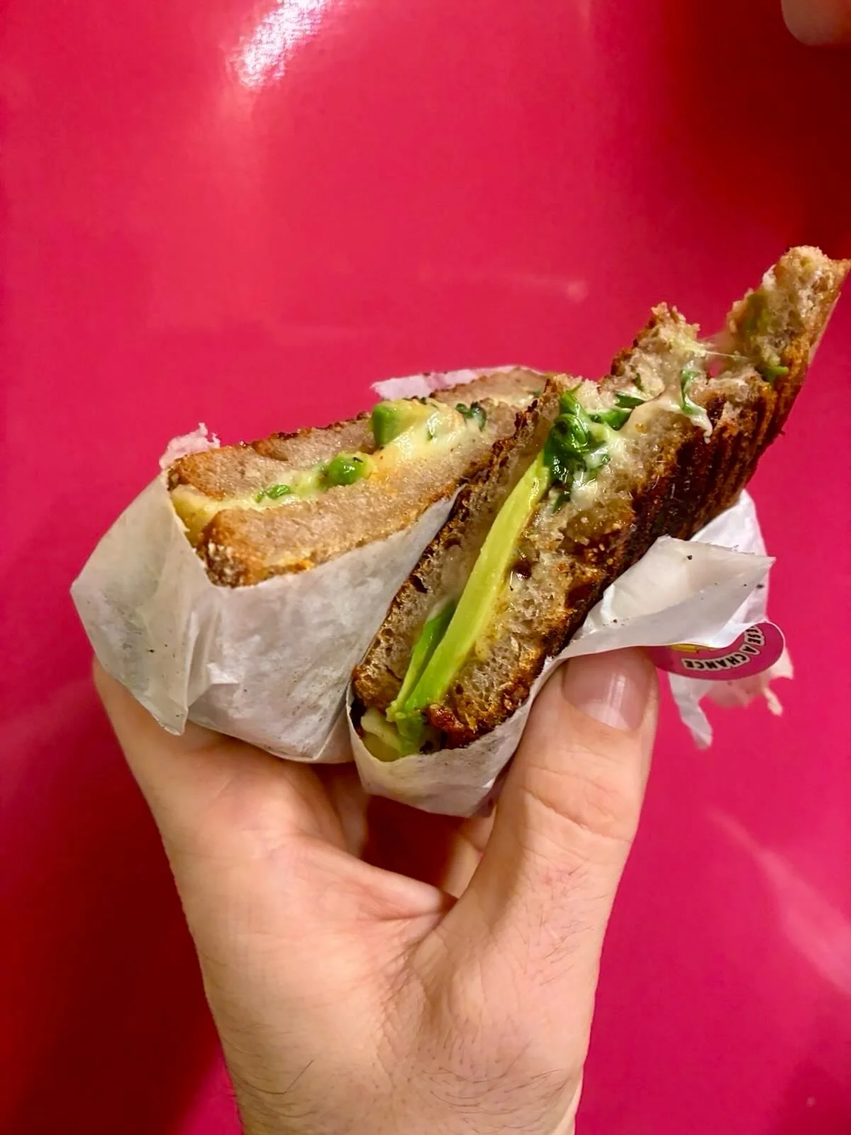 Who wore it better? 😆
Sometimes, if you ask nicely, we bring our classic avocado &amp; rocket grilled cheese to your catering&hellip; 🥪🥑🧀

#whoworeitbetter #avocado #rocket #cheesy #grilledcheese #pink #foodtruckcatering #catering #cateringhambur