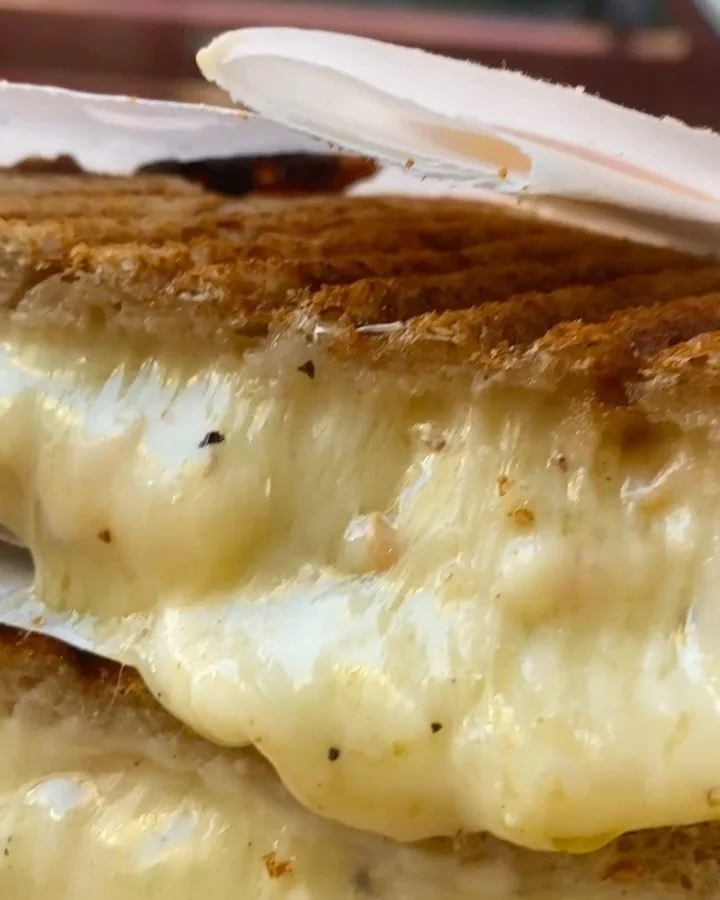 If only I knew where to find a good pastrami reuben in this town&hellip;.. 🤓
Any leeds?

#happymonday #pastrami #hamburg #grilledcheese #staycheesy 🤙🏼🧀