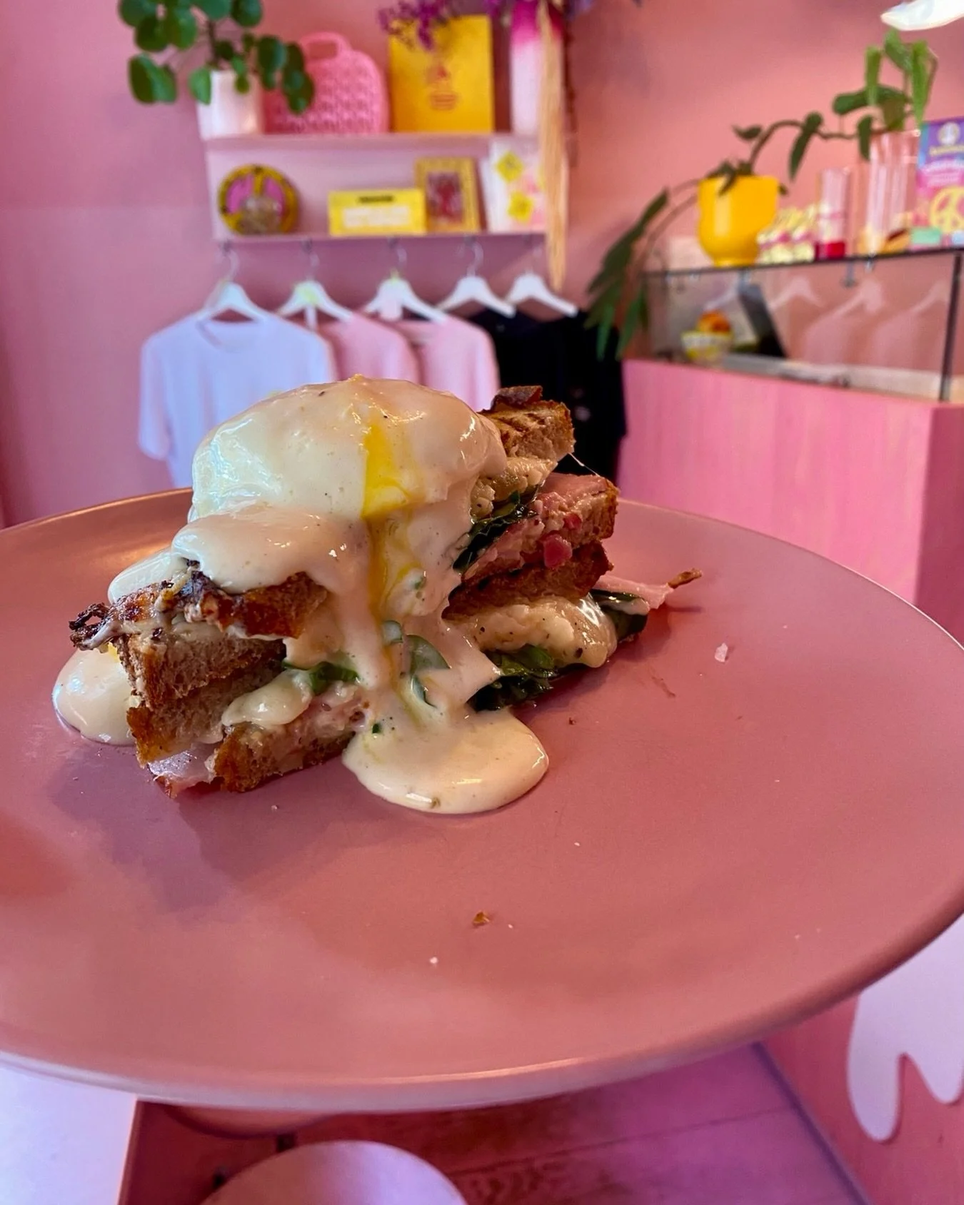 I reeeeally wanna do a little brunch popup! Any idea for a location? Must be ok with the emerging scent of lovely melted cheese!
Let me know&hellip;.. #letsdoitagain #brunch #hamburg #popup #staycheesy 🤙🏼🧀