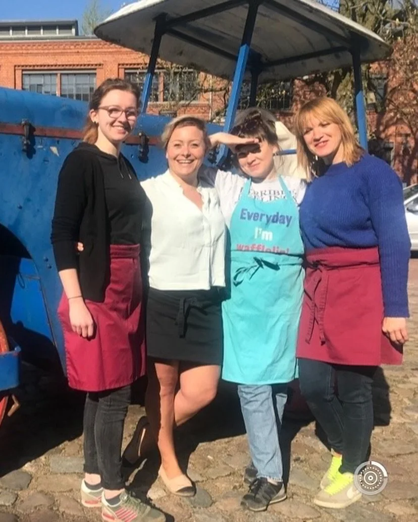 As @besondersmarkt celebrates their 20th anniversary this year, I did a little digging for some photos at @museumderarbeit over the years&hellip;. 🤣
With @its_like_kandie_ and @_ainexa_ , @kimberley.keppner @gingertattooz and @kaesefuechsin 👯&zwj;♀