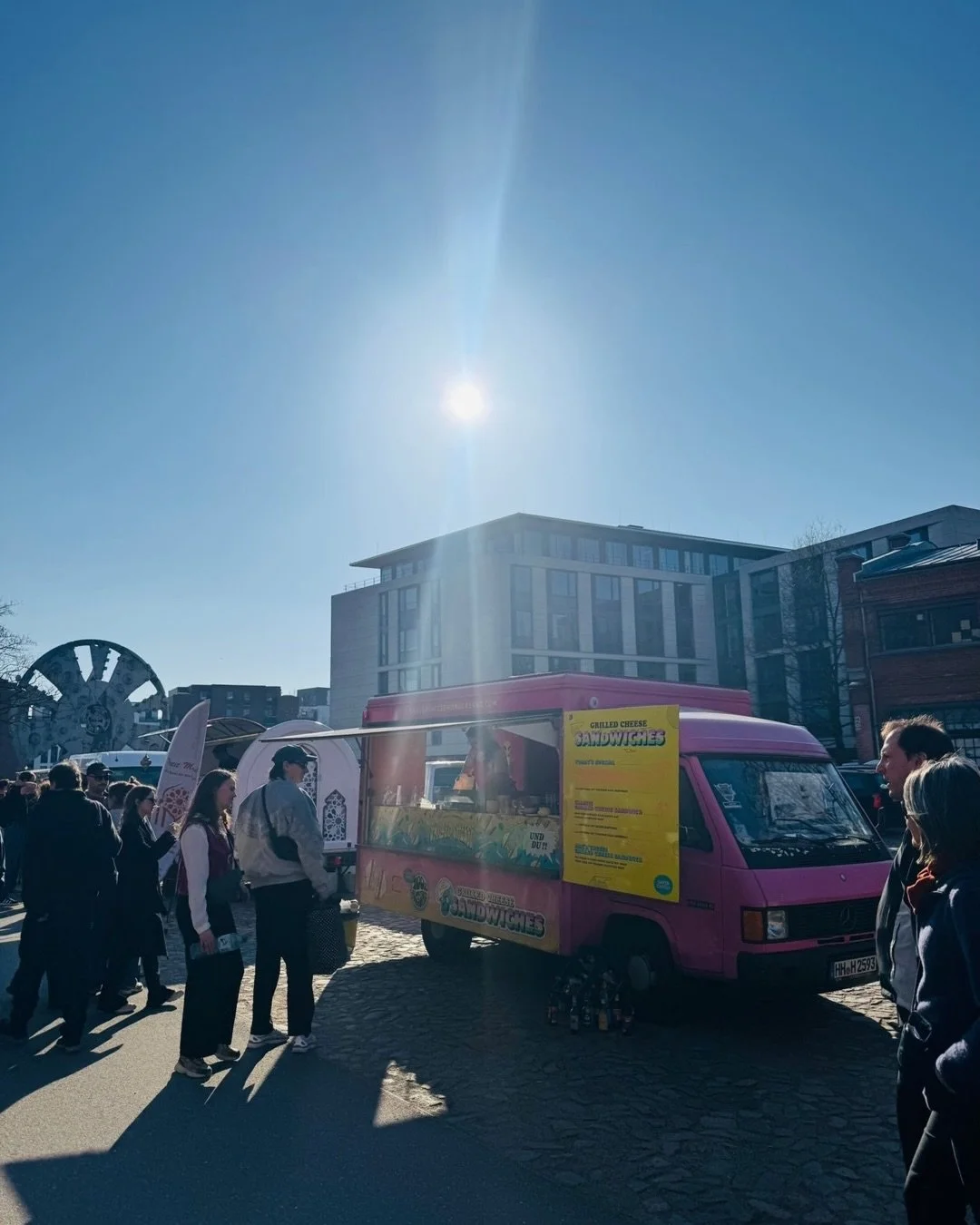 Gentle reminder that it&rsquo;s gonna be 18 degrees on Saturday. And yes! There&lsquo;s a 100% chance of cheesy going at @hamburger.kunsthalle for @lndmhh 18-22. 

#justsayin #bethereorbesquare #grilledcheese #hamburg #staycheesy 🤙🏼🧀