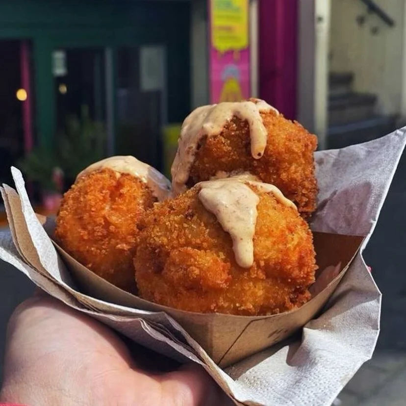 &hellip;so it&rsquo;s been a while since I last made my infamous mac&lsquo;n cheese balls with chipotle mayo &hellip;.coming in hot at @wearekollektiva StPauli edition June 6th.
Who&rsquo;s coming?

Anybody remember my Corona popup in 21 st @omnipoll