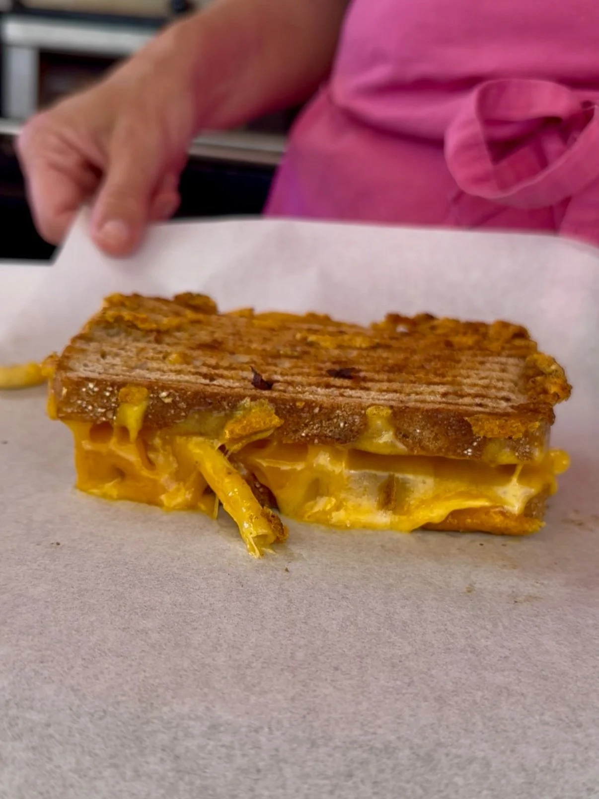 A fun day out catering yesterday for @stevanpaul.de including special guest appearances by my daughter and @adac (👉🏼last slide🤭)
Looking forward to next week already!

#catering #oldtimer #foodtruck #mb100 #staycheesy 🤙🏼🧀