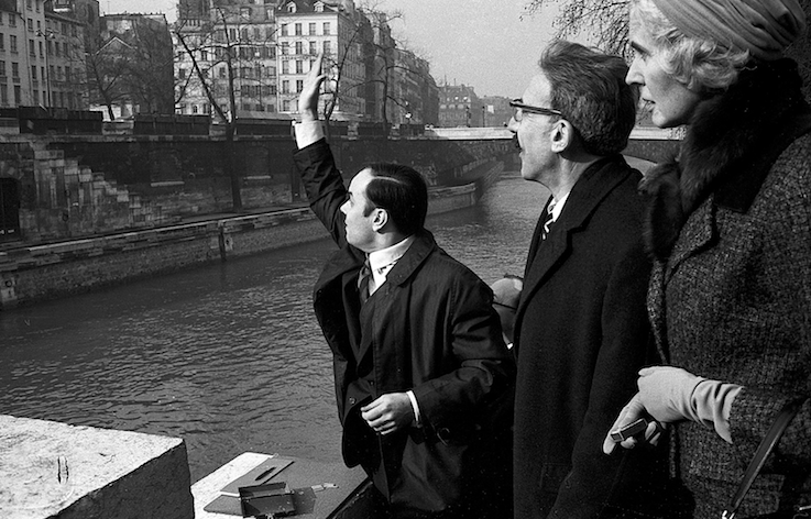 Transfer of "Zones de sensibilitié picturale immaterielle" to Michael Blankfort, Pont au Double, Paris, February 10, 1962 © Yves Klein / ADAGP, Paris, 2014 © Photo Gian Carlo Botti