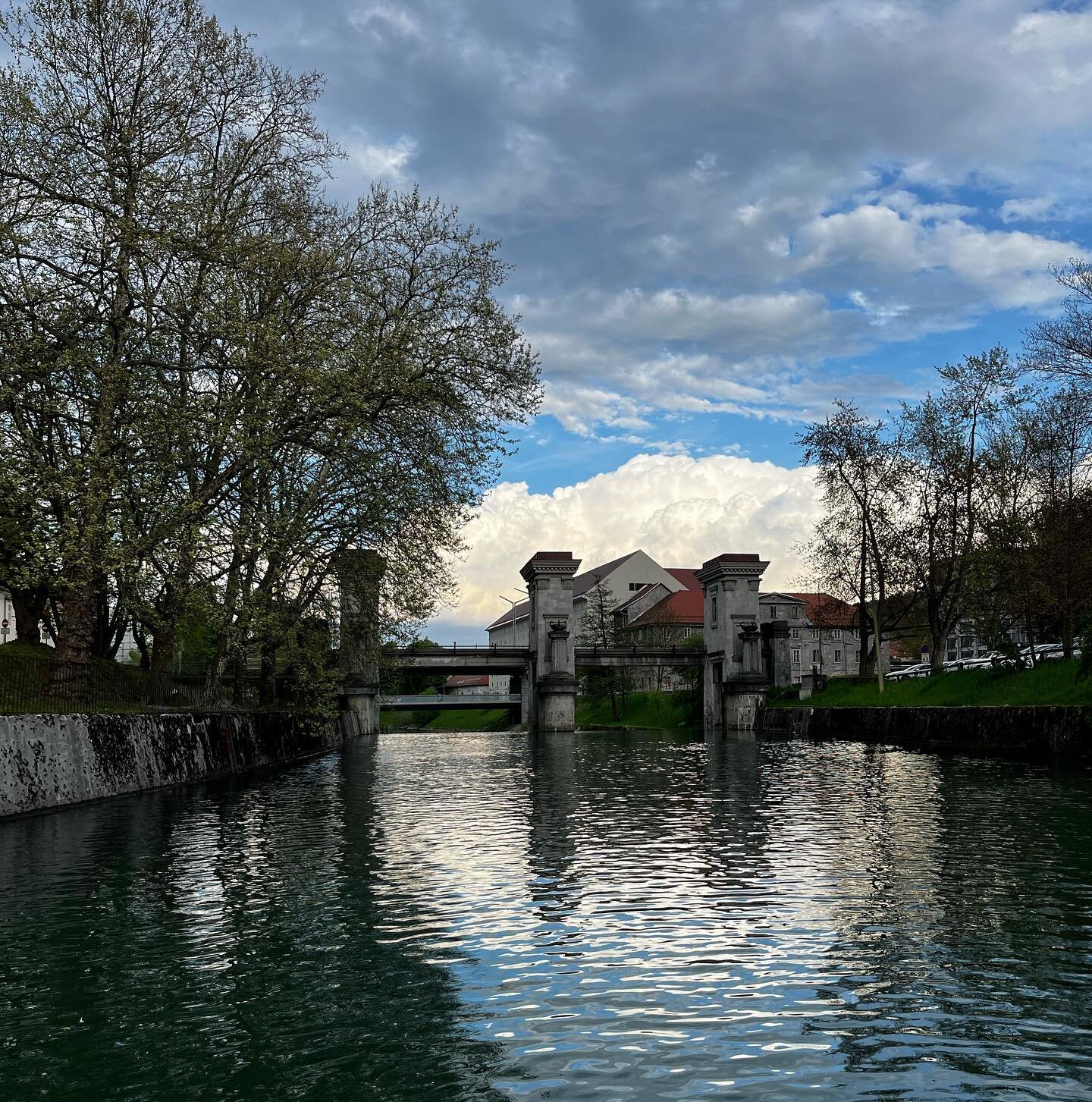 Meravigliosa Lubiana. Una sorpresa! 
.
.
.
.
.
#lubiana  #fiume #river #lights #reflex #weekend #weekendvibes #slovenia