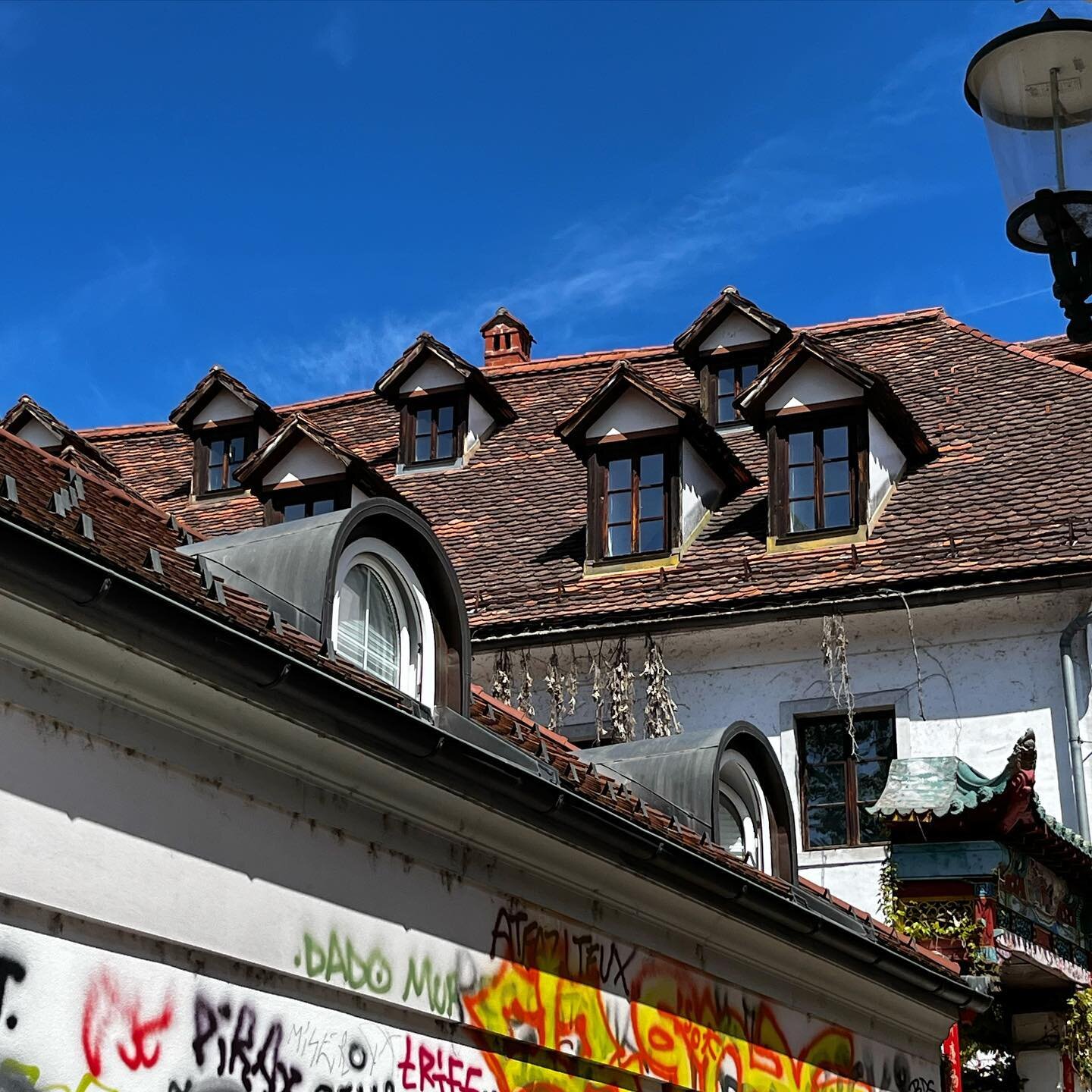 Abba&igrave;ni, tegole e cielo blu.
Un giorno capir&ograve; cosa attrae il mio &lsquo;sguardo fotografico&rsquo;.
.
.
.
.
.
#blusky #roof #tetti #cielo #lubiana #ljubljana #visitljubljana #lovelyplace