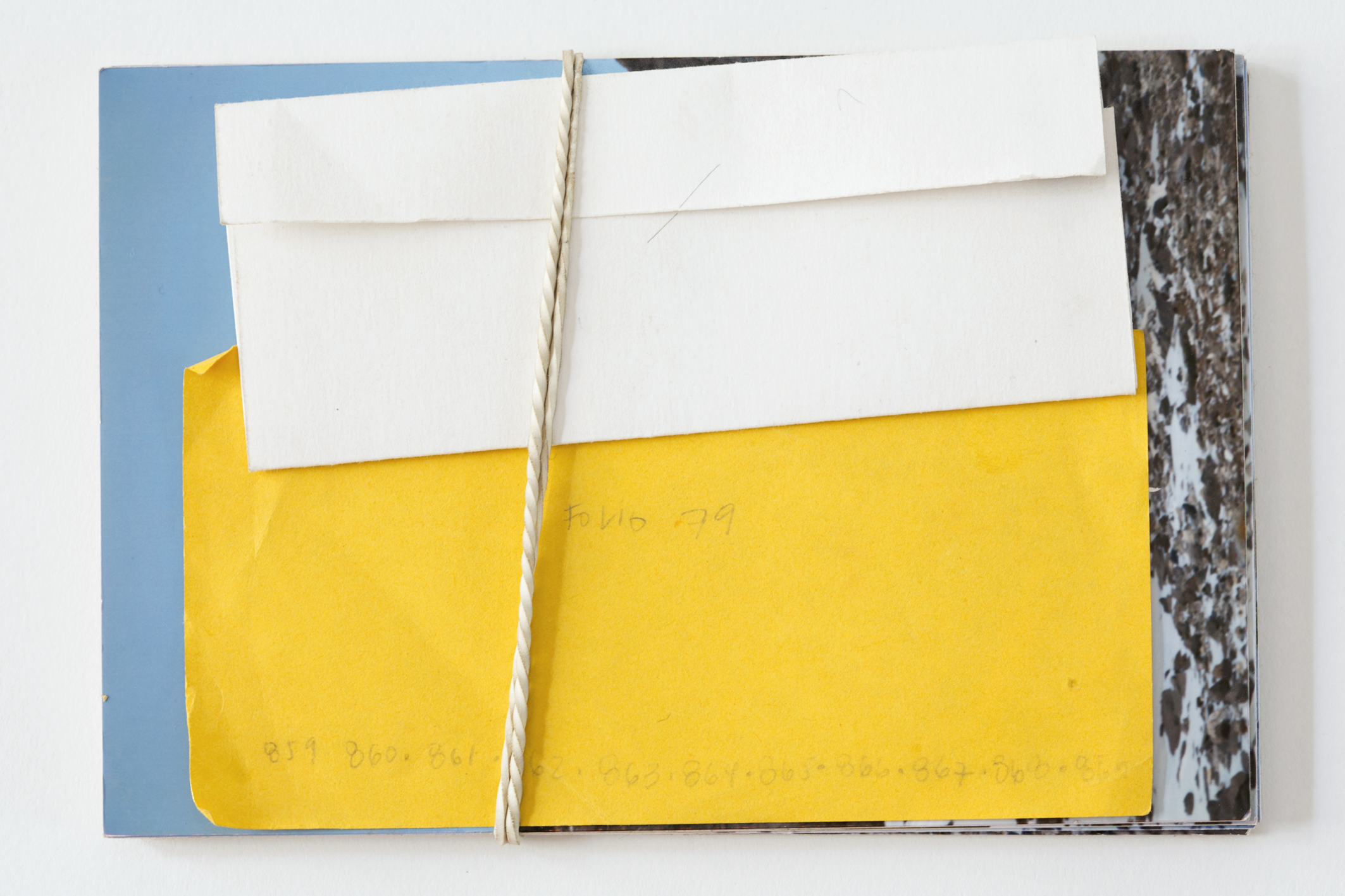 Paquete de 11 postales entregado a los colaboradores con papel de bitácora del viaje postal