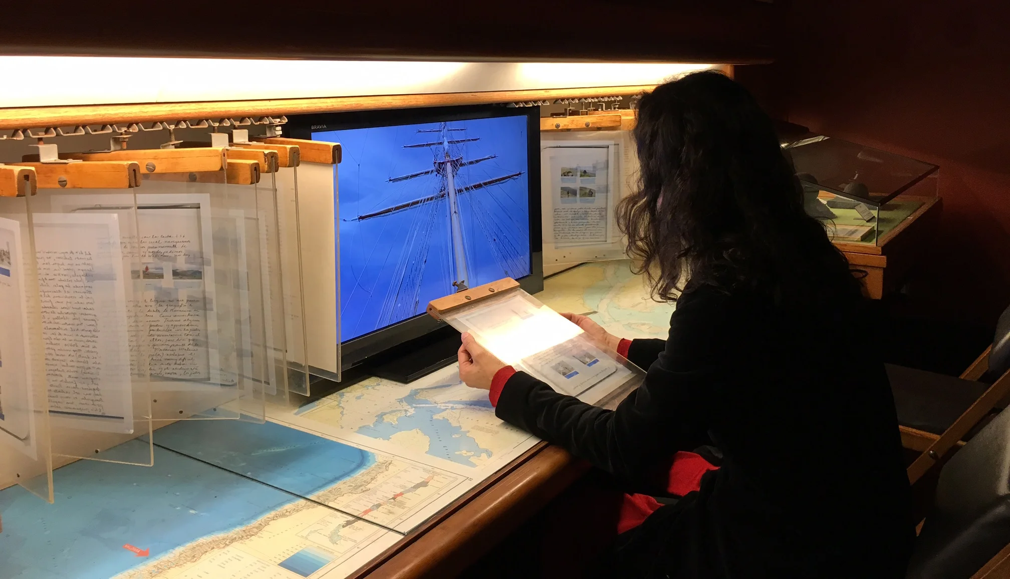 Bitácora de Viajes, impresión en transparencia de bitácora de navegaciones en el buque Esmeralda y en el extremo austral; video Crujidos . Intervención en el archivo del museo, cartas de Lord Cochrane.