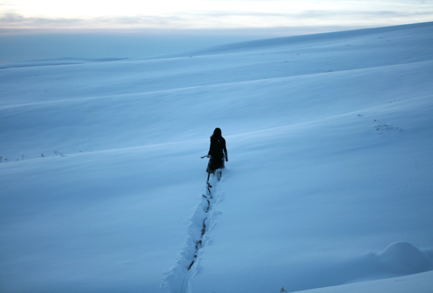 Nieve y Colina, excavando con los palos. 2012. Fotografía de la serie de performance de caminatas con los palos: Caminatas, el cuerpo y la prótesis, 2010-2014. Impresión Lambda. 80 x 120 cm. Snow and Hill, digging with the sticks. 2012. From the series of performance with the sticks: Walks, The Body and the Prosthetic, 2010-2014. Lambda print, 80 x 120 cm.