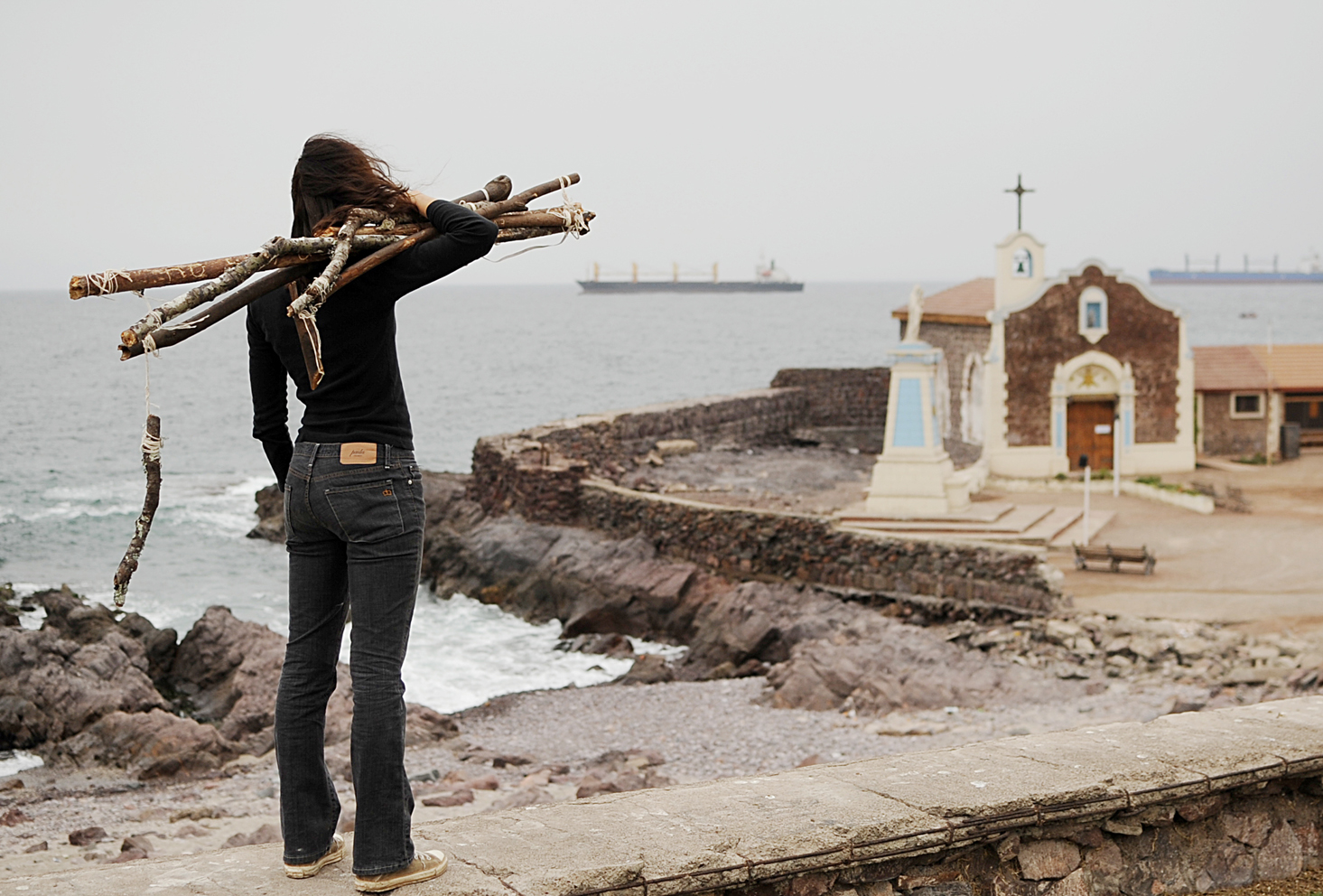 Mirador, observando con los palos . 2011. Fotografía de la serie de performance de caminatas con los palos: Caminatas, el cuerpo y la prótesis, 2010-2014. Impresión Lambda. 80 x 120 cm. Viewing point, looking with the sticks, 2011. From the series of performance with the sticks: Walks, The Body and the Prosthetic, 2010-2014. Lambda print, 80 x 120 cm.