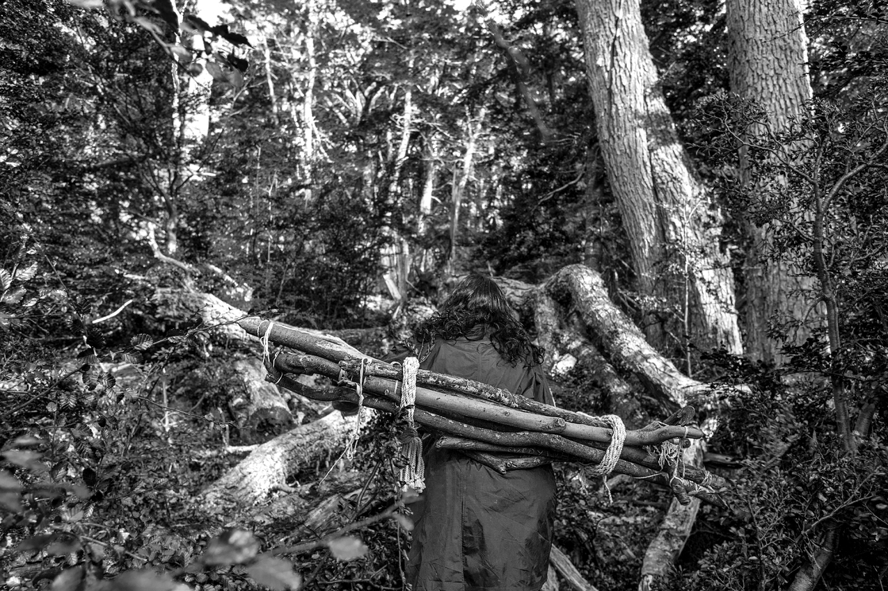 Caminata Circular II, 2015. performance, isla Navarino. Impresión Lamda. 80 x 120 cm. Circular Walk II , 2015. Performance, walking with the sticks on Navarino Island. Lambda Print. 80 x 120 cm.