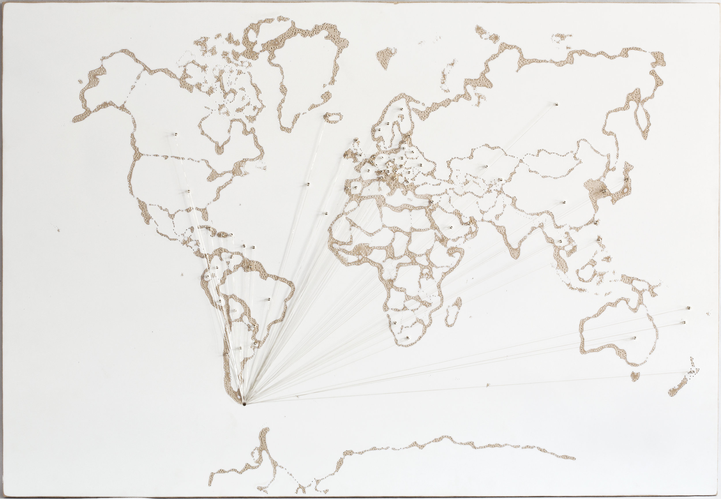 CONSTELACIÓN DE RADIOAFICIONADOS , 2016. planisferio señalando los países en los cuales radioaficionados hicieron recepción y transmisiones de la obra de arte sonora Pasión Austral. alambre de plata, piezas de plata, madera, 63 x 92 cm. Constellation of radioamateurs , 2016. World map indicating the countries of the radioamateurs that received and transmitted the art sound Pasión Austral . Wood, silver wire, silver pieces. 63 x 92 cm.
