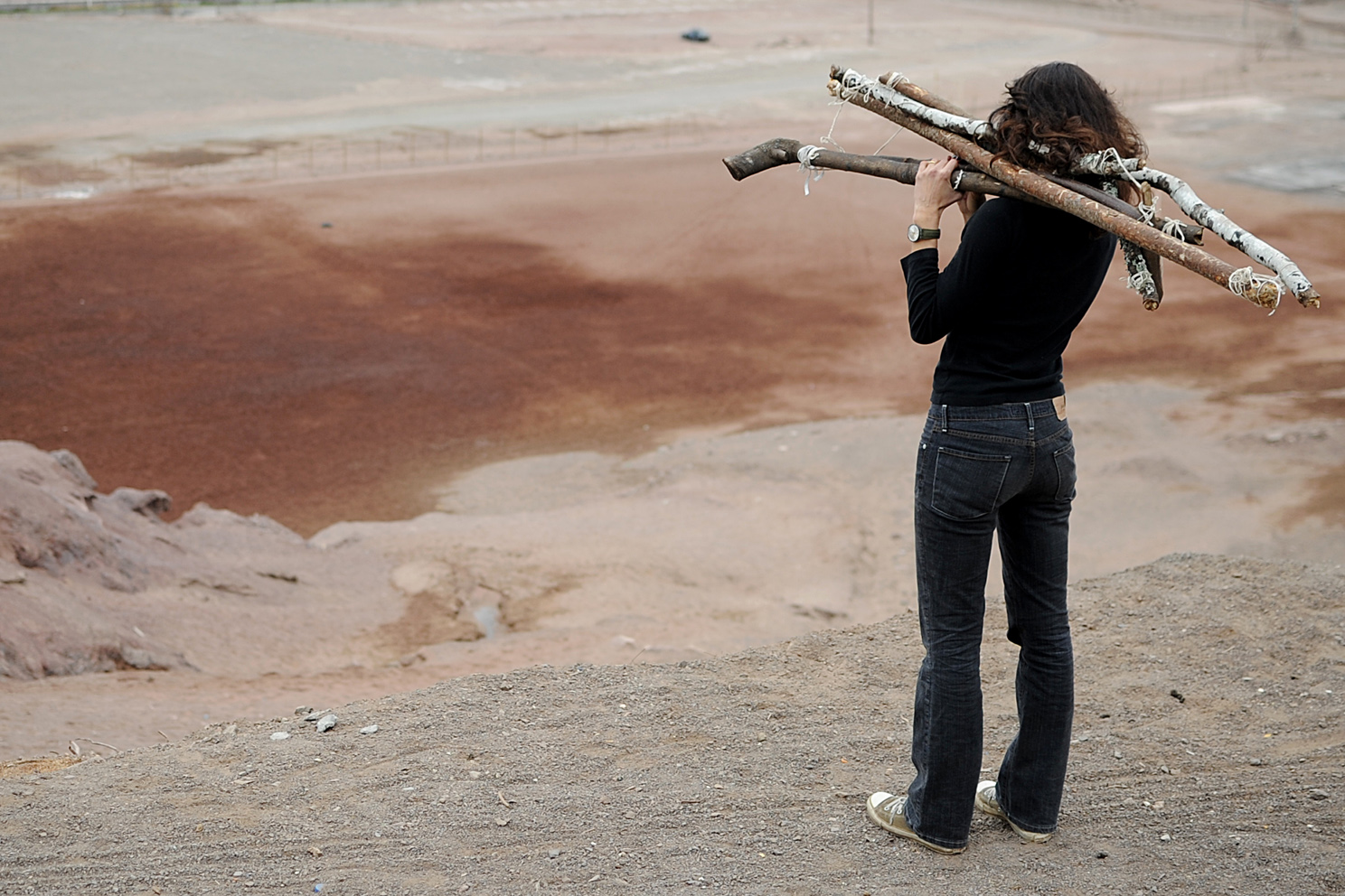 Mirador, observando con los palos . 2011. Fotografía de la serie de performance de caminatas con los palos: Caminatas, el cuerpo y la prótesis, 2010-2014. Impresión Lambda. 80 x 120 cm. Viewing point, looking with the sticks, 2013 . From the series of performance with the sticks: Walks, The Body and the Prosthetic, 2010-2014. Lambda print, 80 x 120 cm.
