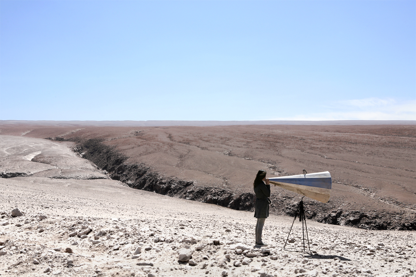 Palabras a pampa abierta IV, 2016. performance, Tarapacá. Impresión Lamda. 80 x 120 cm.