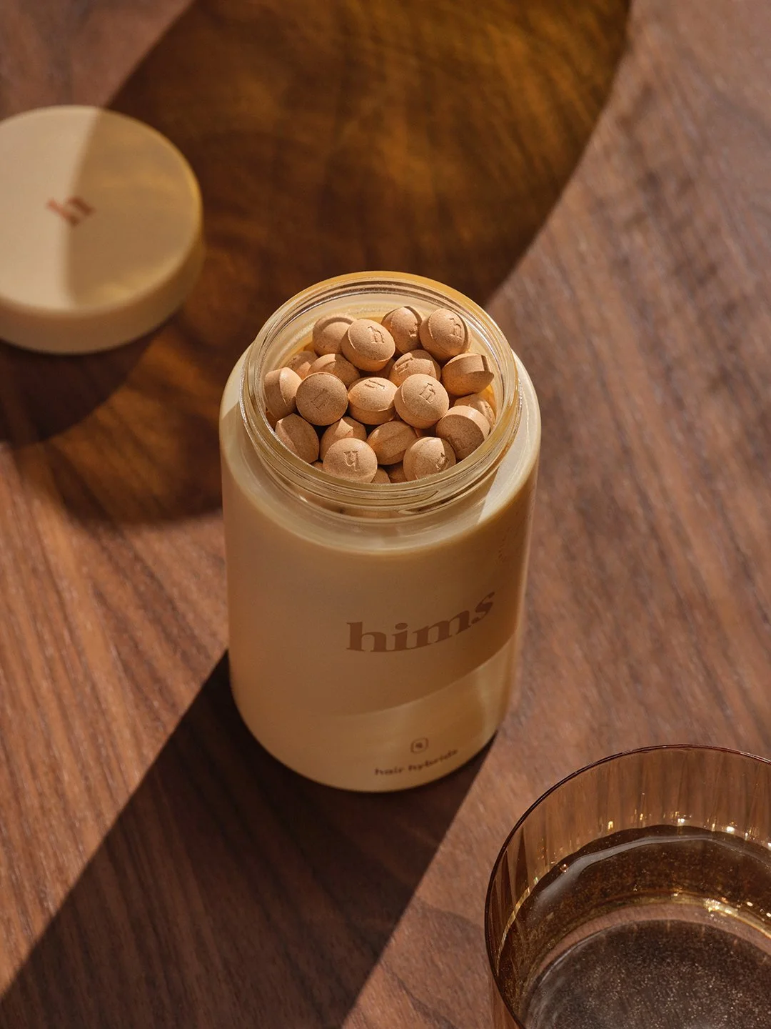 Hims_Hair_Pill_Jar_Lifestyle_02_0009.jpg