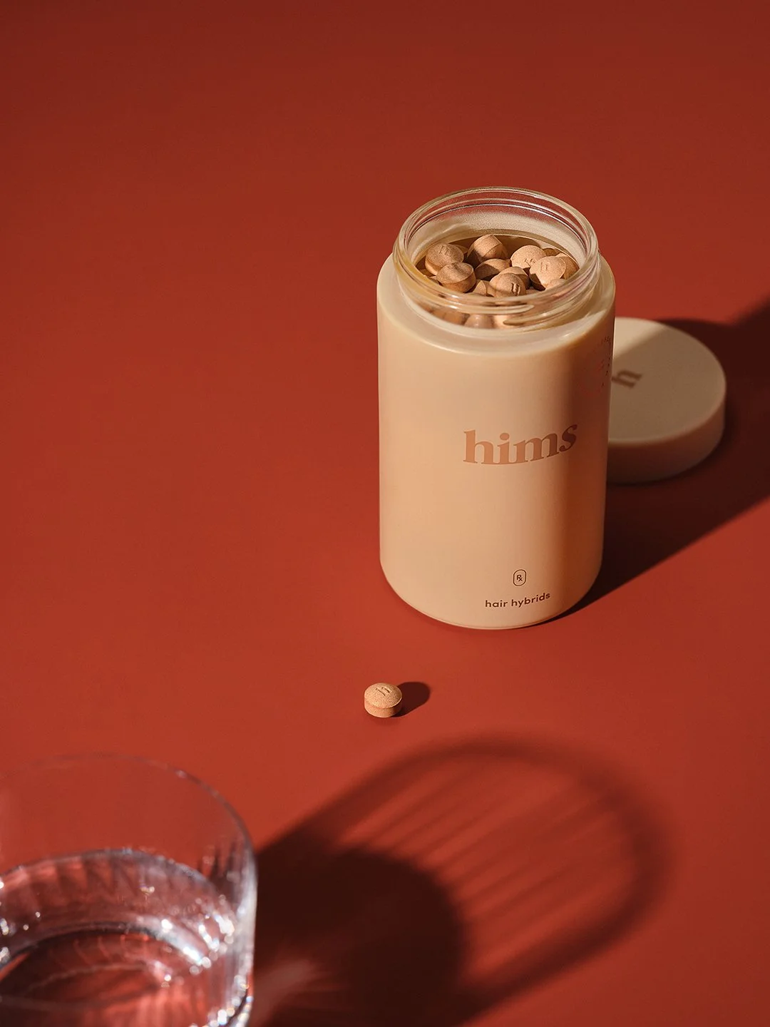 Hims_Hair_Pill_Jar_Lifestyle_04_0011.jpg