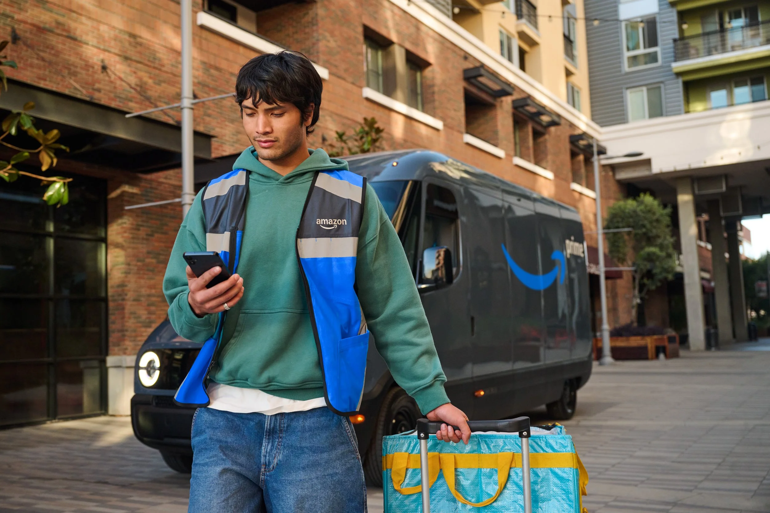 Retail_BrandQ4_ChariotQ4_Juliano_LastMileDay_03_Shot_02_0960_jw_v2.jpg