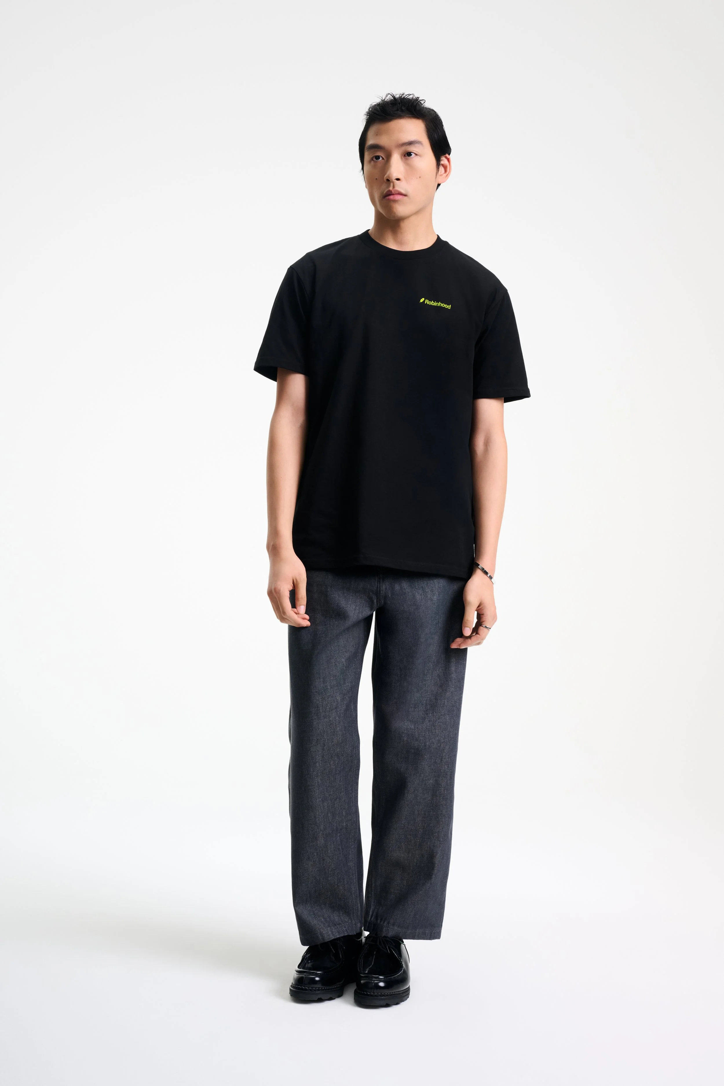 Robinhood_Tshirt_Black_Evan_03_0044 1_R2.jpg