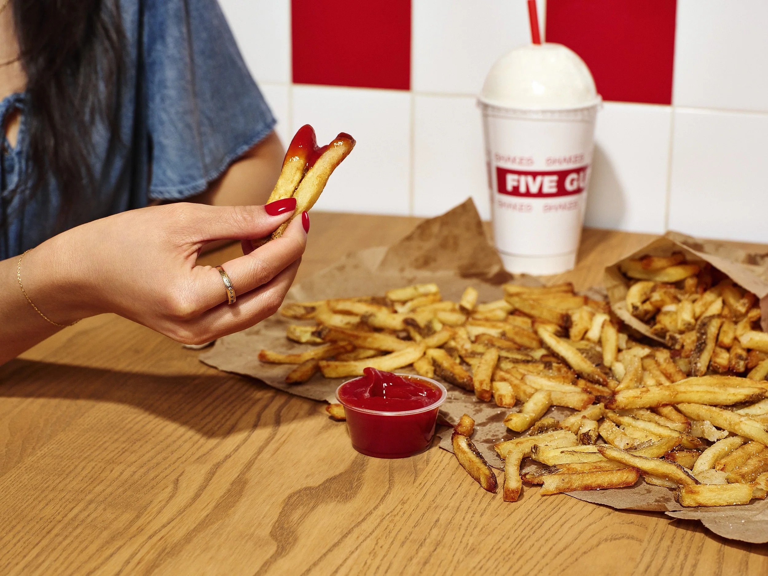 260301-Shot_05_Regular_Fries_Talent_0528-R1.jpg