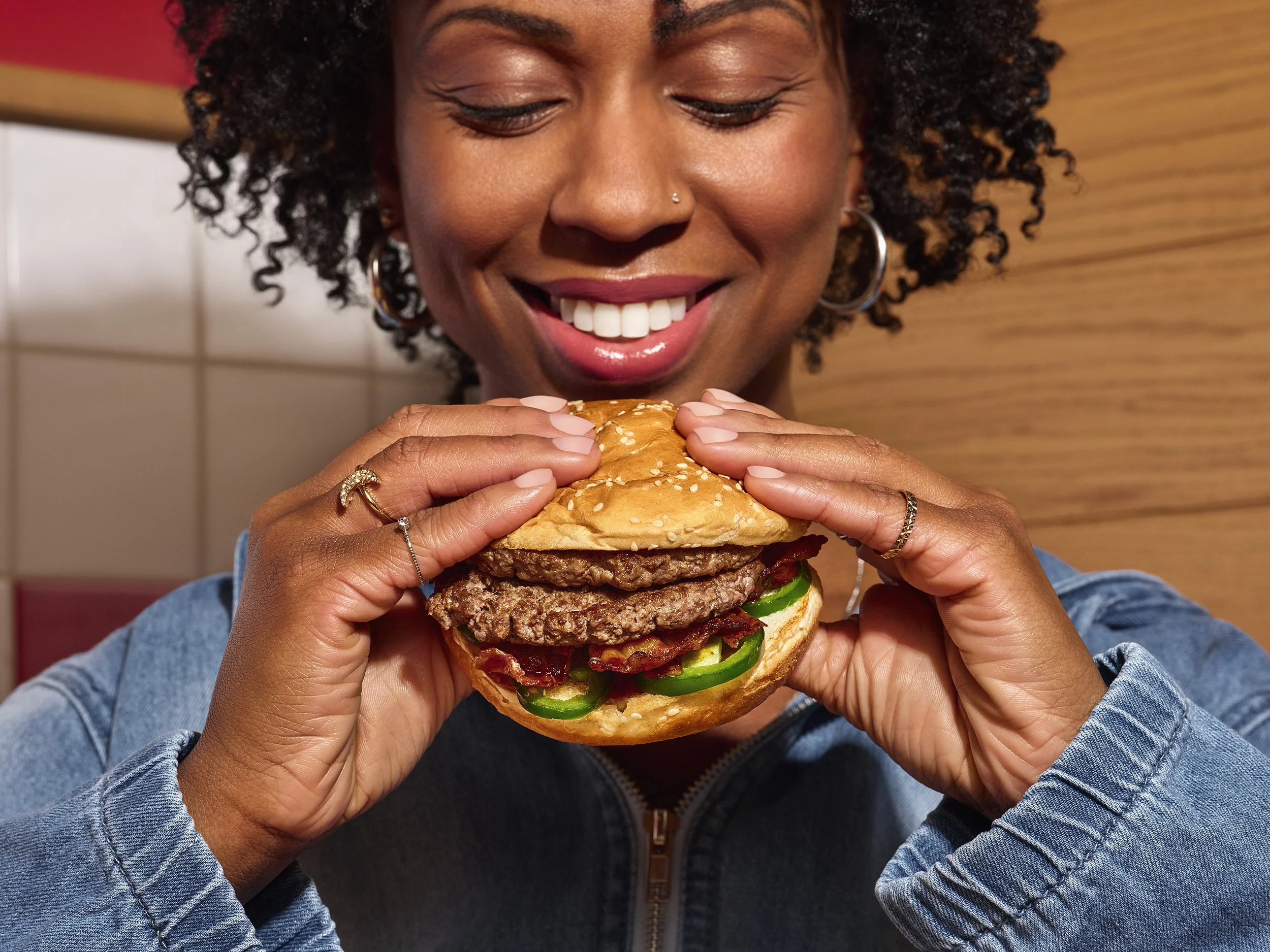 260301-Shot_06_Burger_Talent_0031-R1.jpg