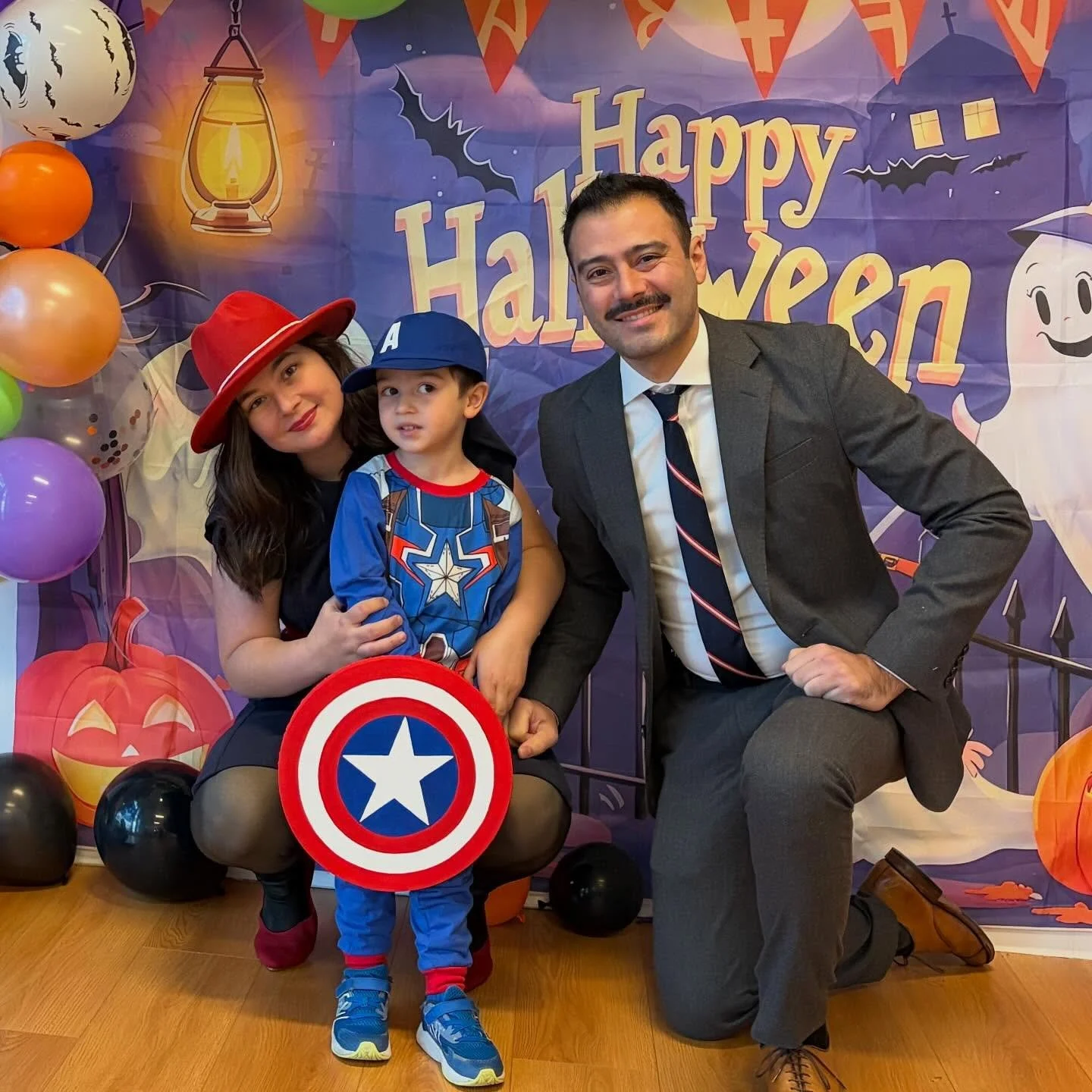 Happy Halloween!!! 🎃 Captain America enjoyed a lovely costume parade at school and then some trick or treating in the gardens 👻 He was escorted by Agent Peggy Carter and Howard Stark 👩🏻👨🏻 It was a windy but great Halloween ❤️🤍💙