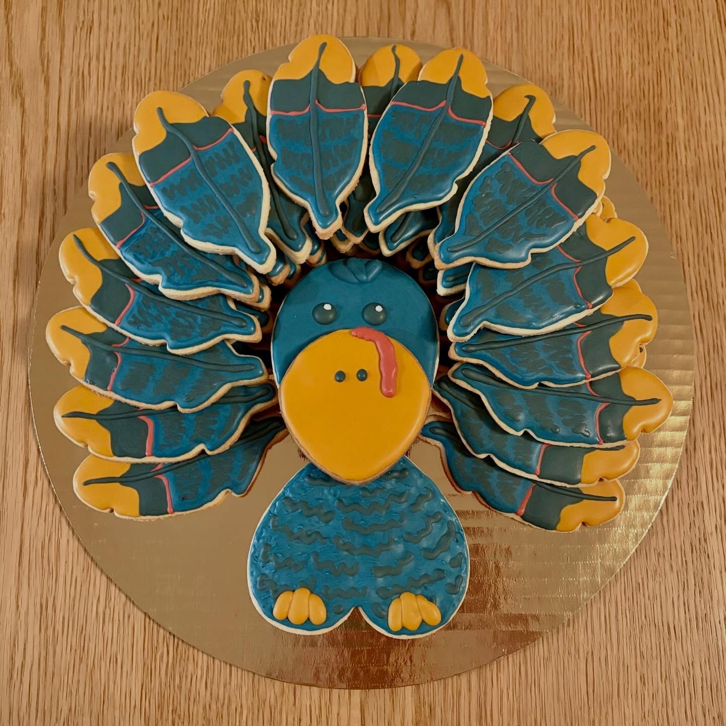 Gobble Gobble 🦃 Turkey cookie platter for Alex&rsquo;s school potluck 🥘 Had a lot of browns in the last set so wanted to try a slate blue 💙