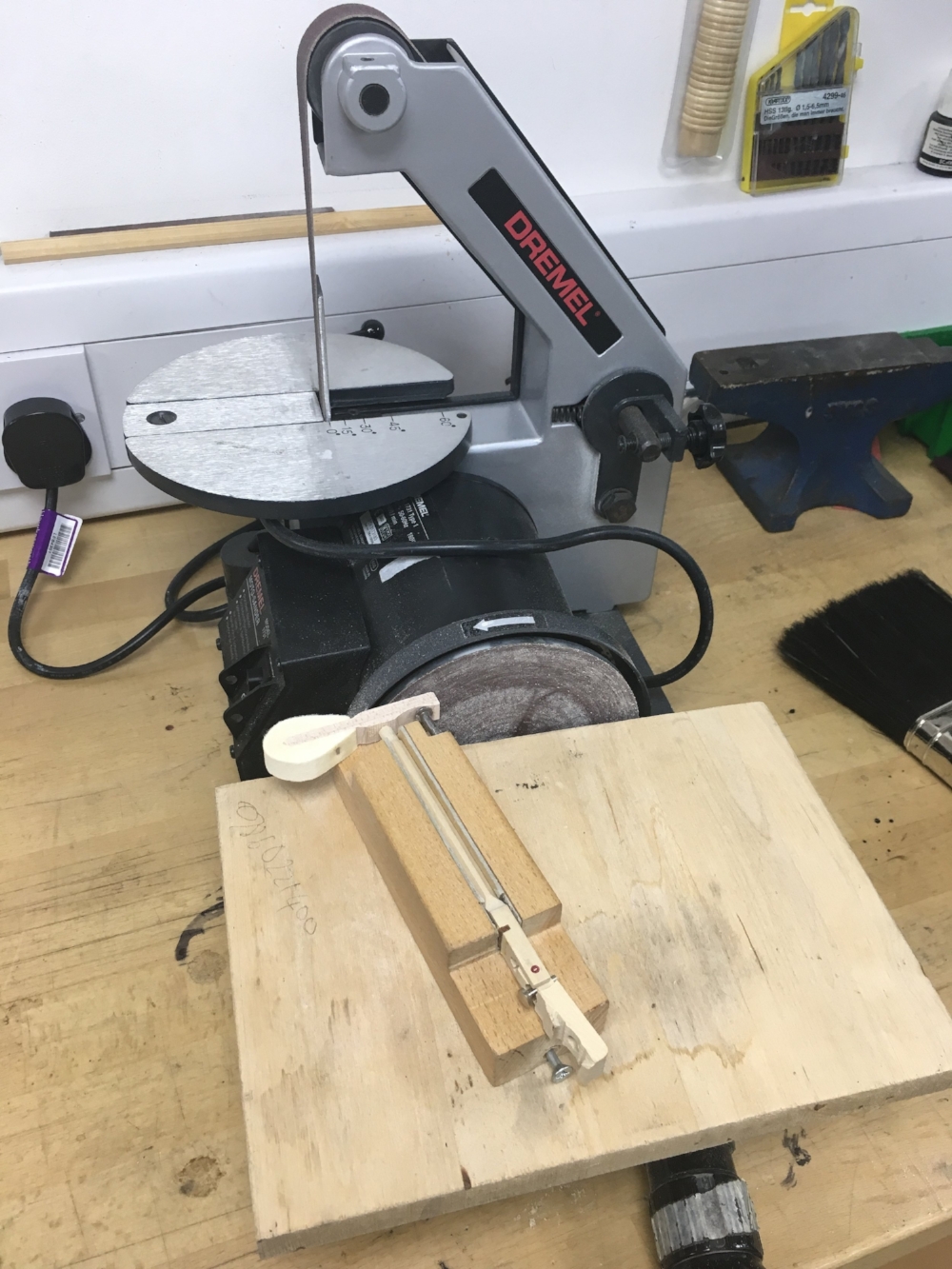 Jig for making hammer tails