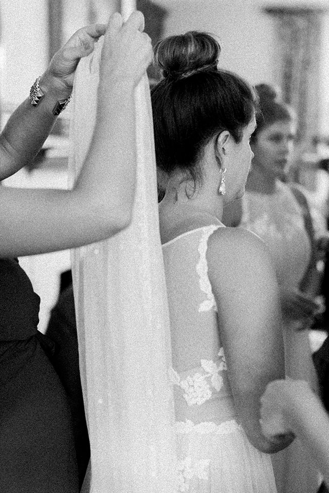 bride putting on her veil in First presbyterian church in wilmington