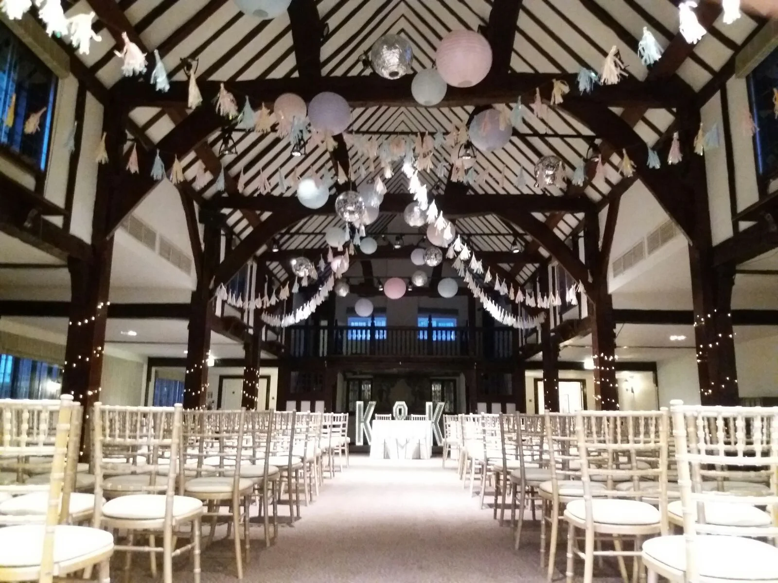 Mercure Box Hill Burford Bridge Hotel is a 4-star hotel set in stunning North Downs. Enjoy the beautiful surroundings coupled with the divine detail of the hotel itself, with striking wooden beams in the Tithe Barn making this a perfect wedding venue in Box Hill. Burford Bridge hotel is within close proximity to Dorking, Leatherhead and easy reach of the M25, Gatwick and Heathrow airports