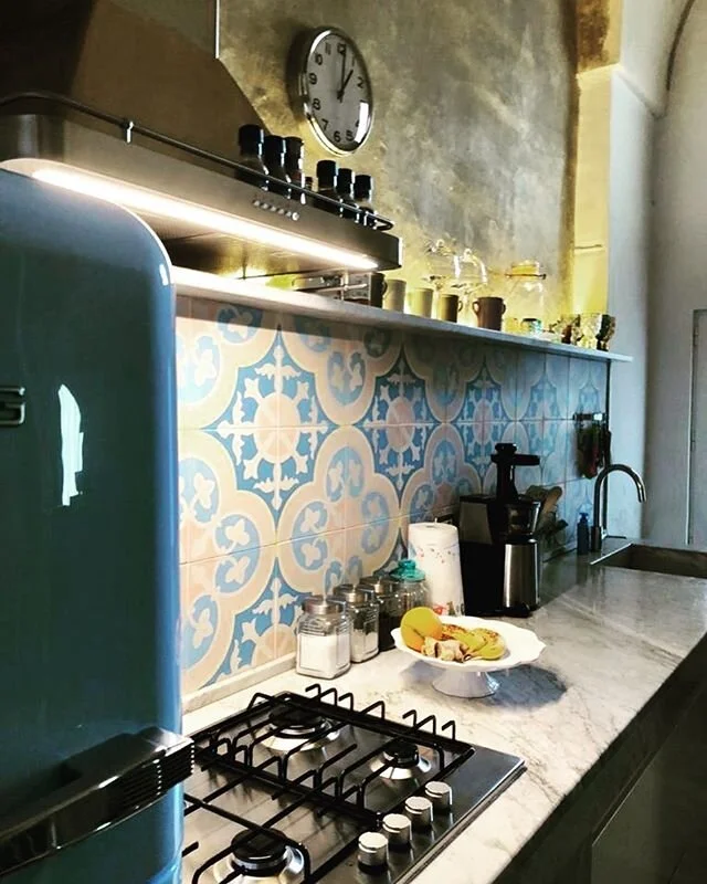 #cementine Dai colore alle tue idee... la tradizione unita a nuove colazioni ed a un design sempre più ricercato per un&rsquo;antica dimora nel cuore del #centrostoricolecce 
Project: @arch_claudio_colaci .
.
.

#handmade #handmadetile #handmadetile