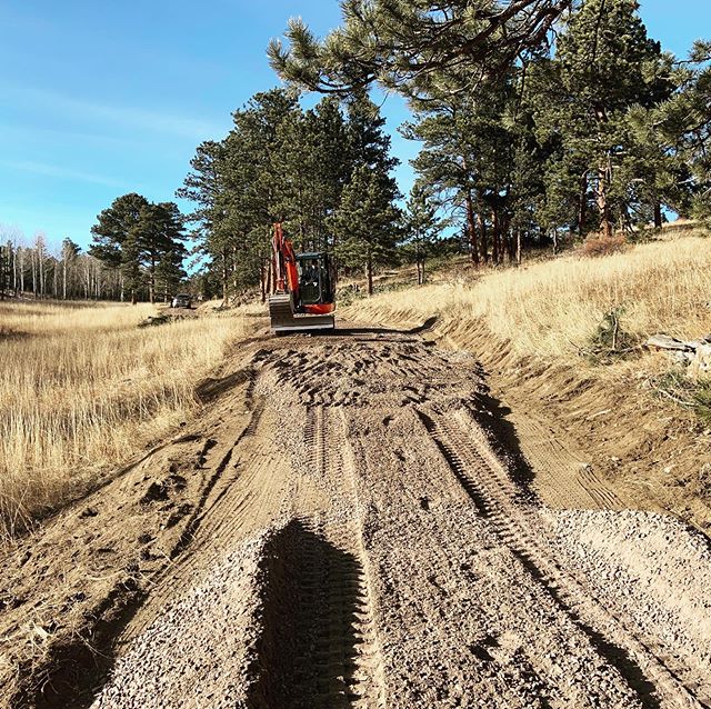 @grateful_sled @earthrockexcavation getting after the fine tuning on this half mile driveway installation in Boulder County. Give him a thumbs up and follow.