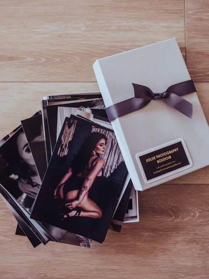 It&rsquo;s that time of year again!
Link in bio.
If you&rsquo;ve had a session with me, you know that at your reveal, you get to see all of your gorgeous pictures printed, hanging up on the wall. Now&rsquo;s the time to buy those proofs! They make am