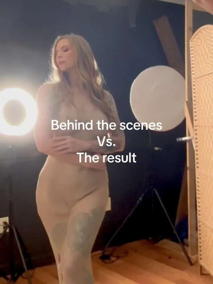 Behind the scenes vs. the final&mdash;because what you don&rsquo;t see is where the magic happens. This is the difference a professional makes. Absolutely obsessed with this shoot. Also, black and white vs. color? I can&rsquo;t decide!

#TampaBoudoir