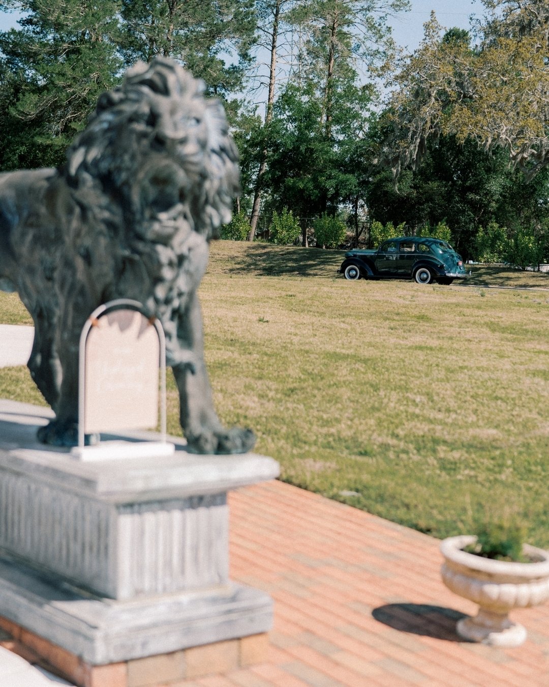 A vintage getaway car is one of my favorite additions to a wedding! A few more peeks from S &amp; M's wedding. Swipe to see the sweetest moment with the FOB! 

Venue: @whitehurstgallery
Planner: @helenaelizabethevents
Florist: @flor_soul_
Photographe