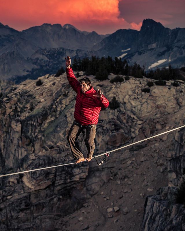 Walking on fire 🔥 Jared Alden and his brother Preston @goldie_fox have spent the past several summers establishing new high lines across as the Sierra backcountry searching for new aesthetic lines in the mountains.

Photo: @codytutts #highline #skyo