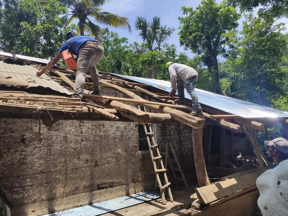 3 Roof repair with volunteers - Reparación de techo con voluntarios.jpeg