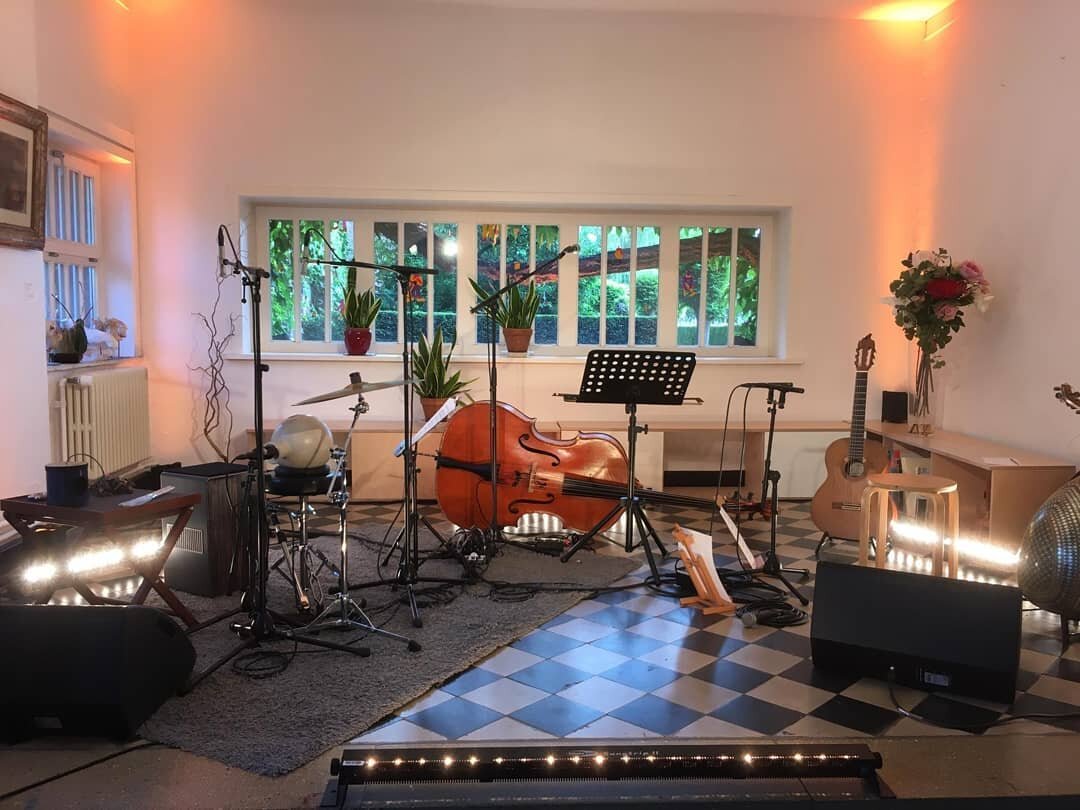 Getting ready for Saragon's first live streaming concert ever @permekemuseum Welcome to join us via the Facebook event of @kunstencentrumkaap
. 
#saragonmusic #saragon #ontour #musicfrombelgium #orientajazz #anneleenboehme #yvespeeters #permekemuseum