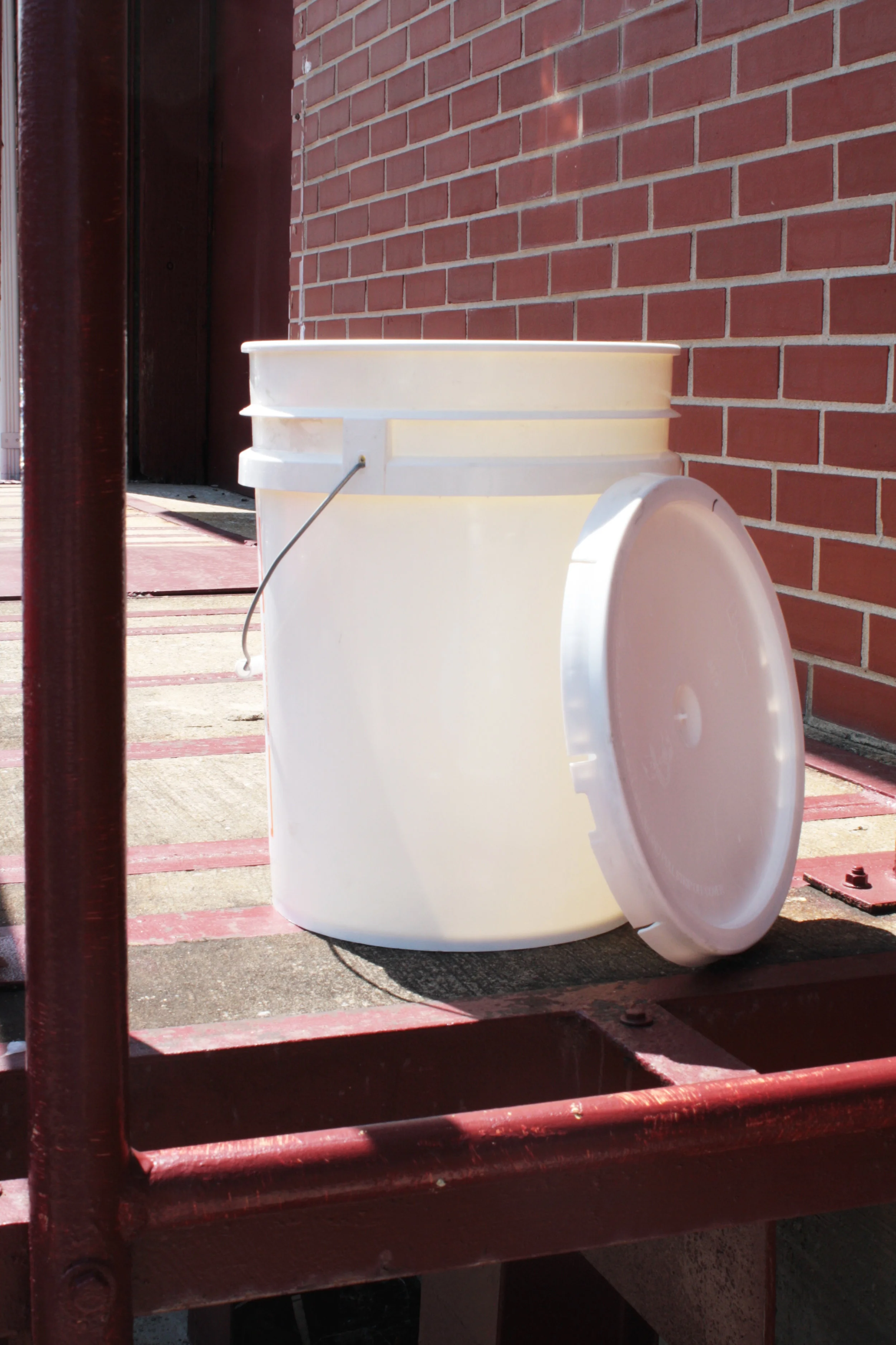 5 gallon plastic bucket w lid.jpg
