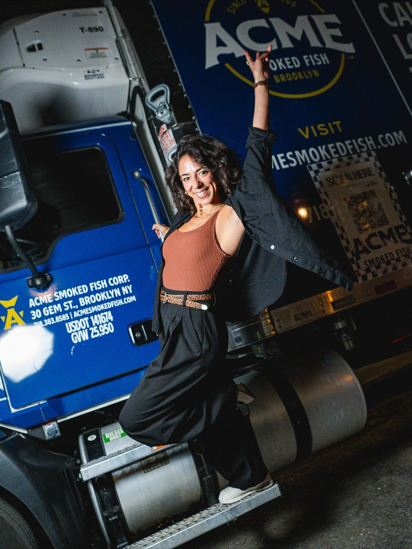 Shoutout to the team at @comedy.uo for putting on the most fun shows in the wildest of places ✌🏼🐠🥩 📸 @dozaphoto