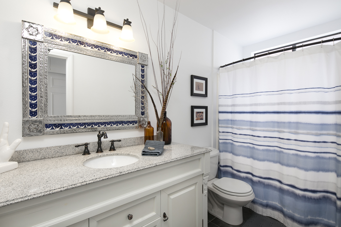 4854 Sawyer - 2nd Bathroom.jpg