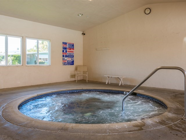 022_Jacuzzi Room.jpg