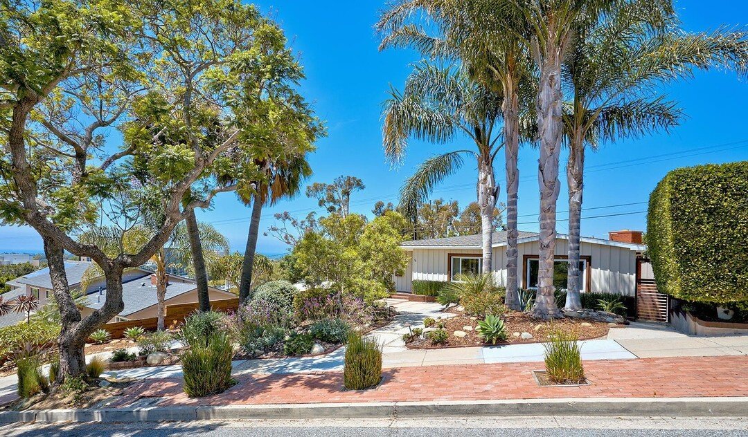 🌴 Comin' back to Cali! This was a case of when the house shows better in person than it does in photos. RARE, but it does happen and we were the LUCKY ones who saw through it. We secured this pristine Mid-Century view property nestled on one of Vent