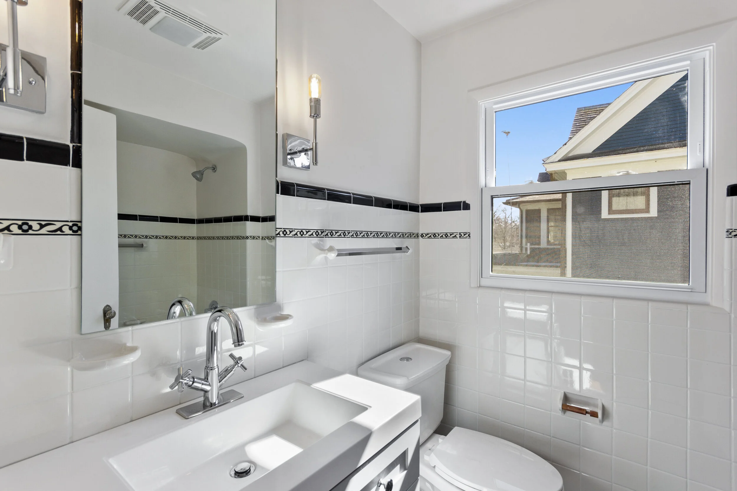 16_796SGreenwood_8001_Bathroom_HiRes.jpg