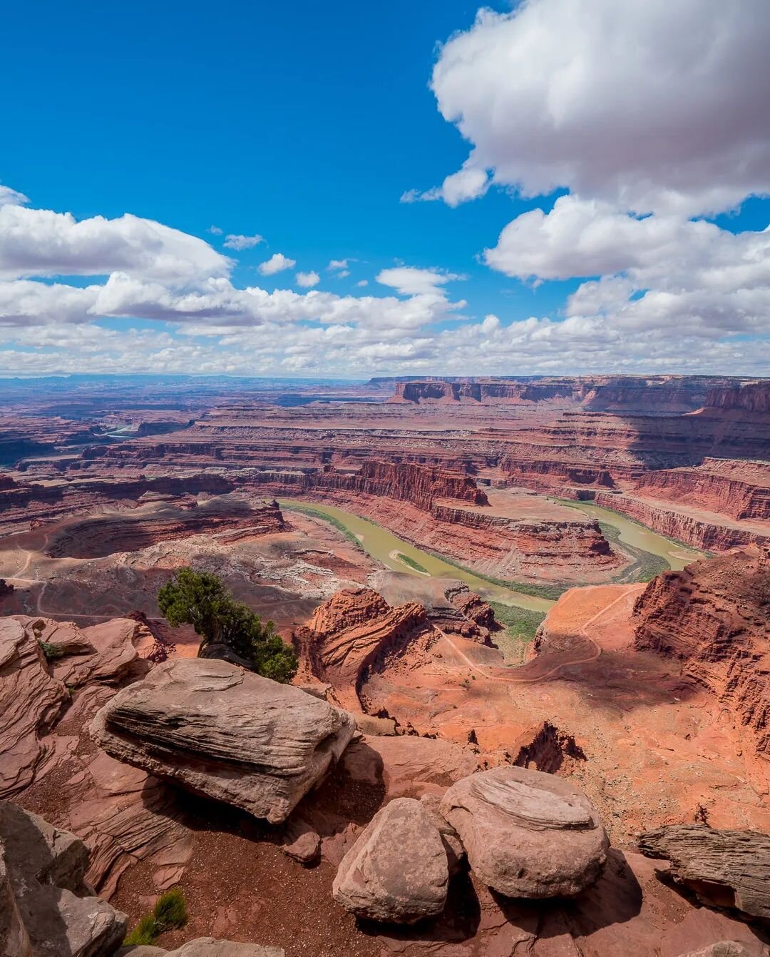 Dead Horse Point State Park is a great easy spot to visit if you're visiting Moab. For more info on other nearby sites to see: exploremorenature.com/moab